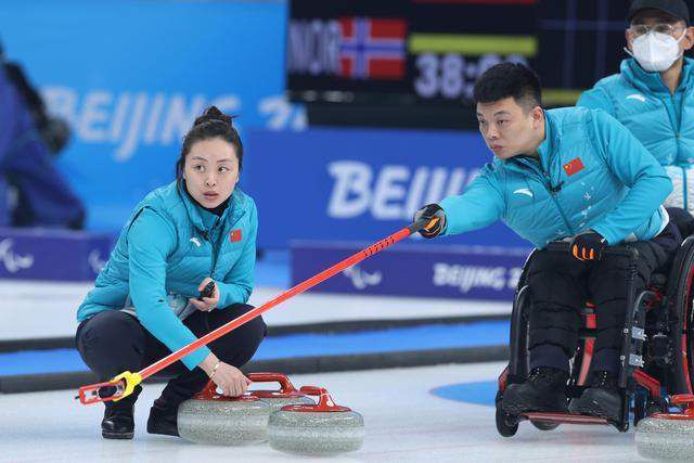 ”此前拜仁因为慕尼黑大雪休息了一个周末，赛后格雷茨卡表示这可能打断了球队的节奏，对此海尔默表示：“他们一方面抱怨比赛太多，而现在让他们休息了，又嫌没比赛打断节奏，这是一个廉价的借口。